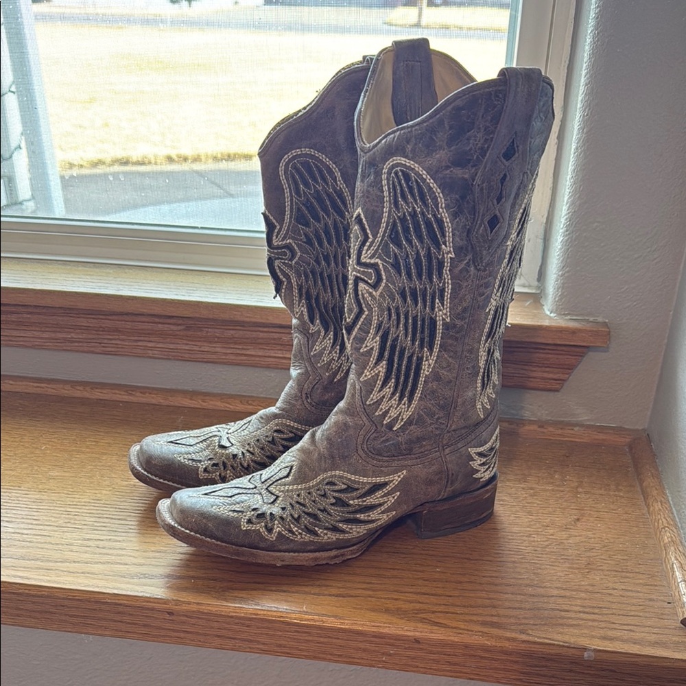 Corral Brown Cowboy Boots with Wing Motif and Intricate Detailing